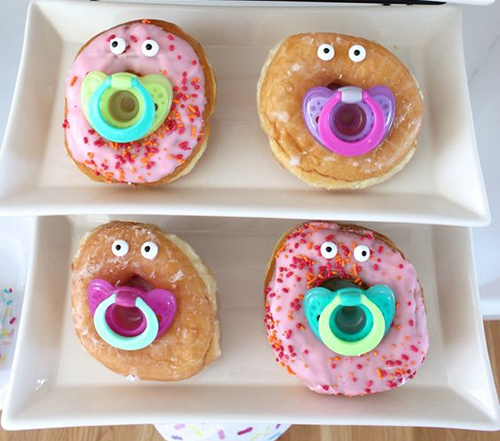 babyshower eten donuts